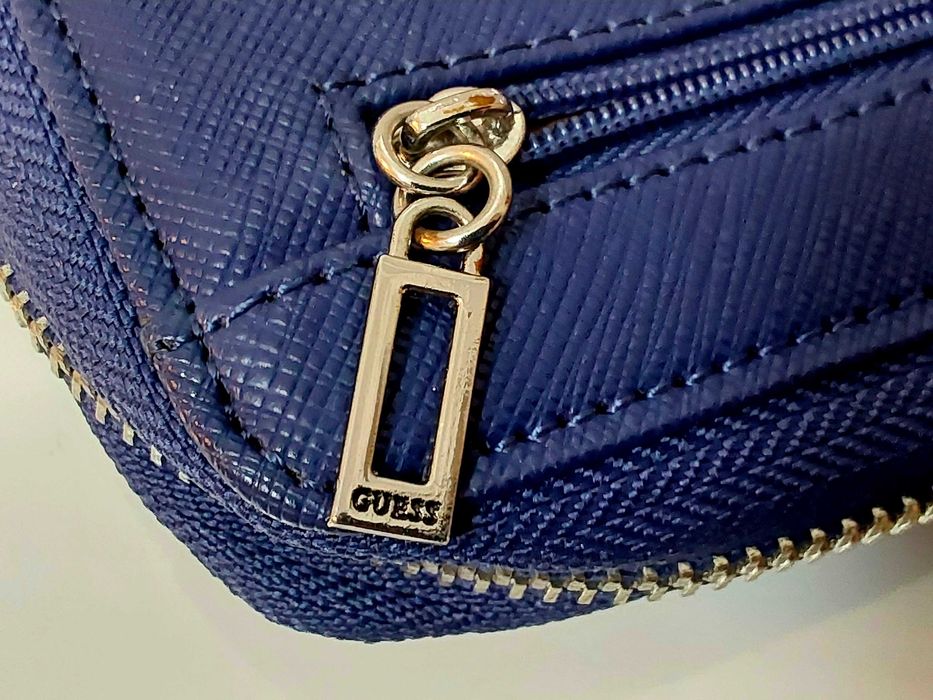 Carteira de Mulher Guess Azul.