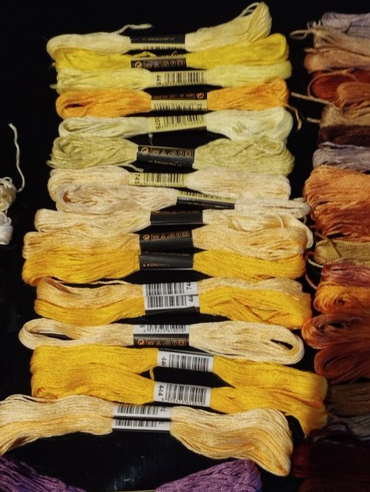 300 medas de linha, fio  para bordados.  Marca branca.
