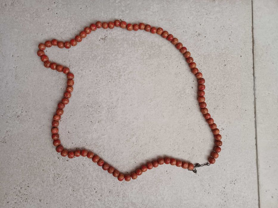 Colar com contas em madeira