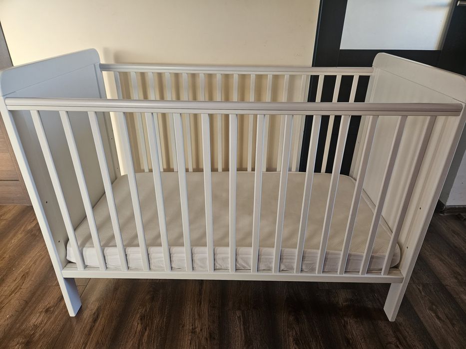 Białe łóżeczko woodies