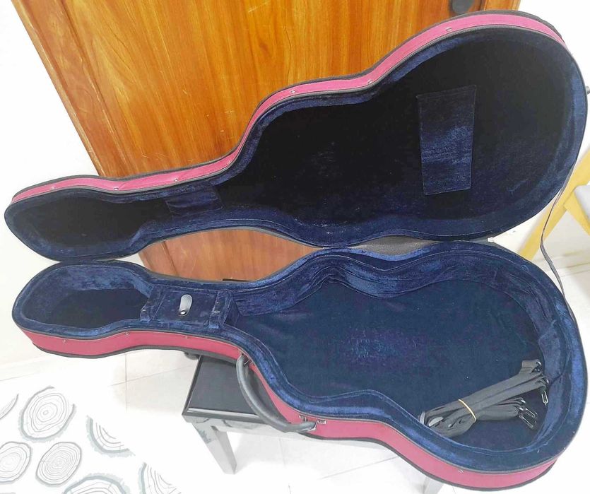 Estojo para guitarra clássica.