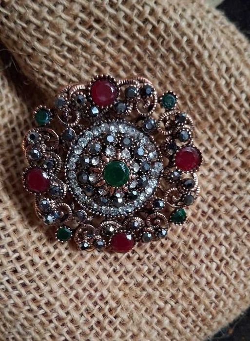 Spektakularna burgundowo zielona broszka w stylu vintage