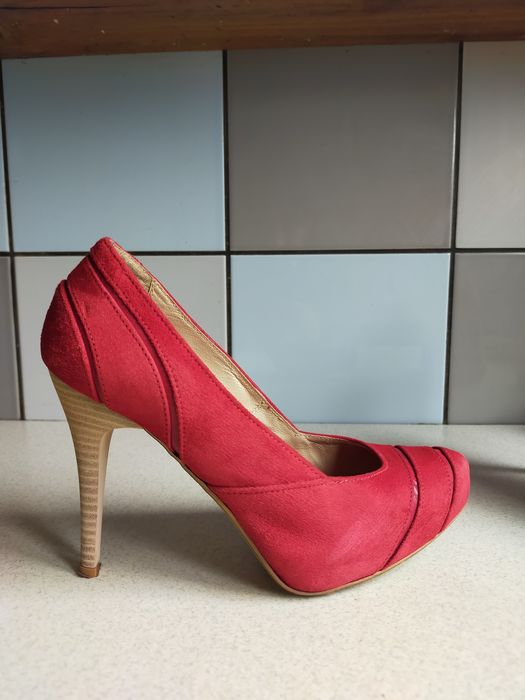 Szpilki damskie Vero Gomma 35/23cm czerwone zamszowe jak nowe