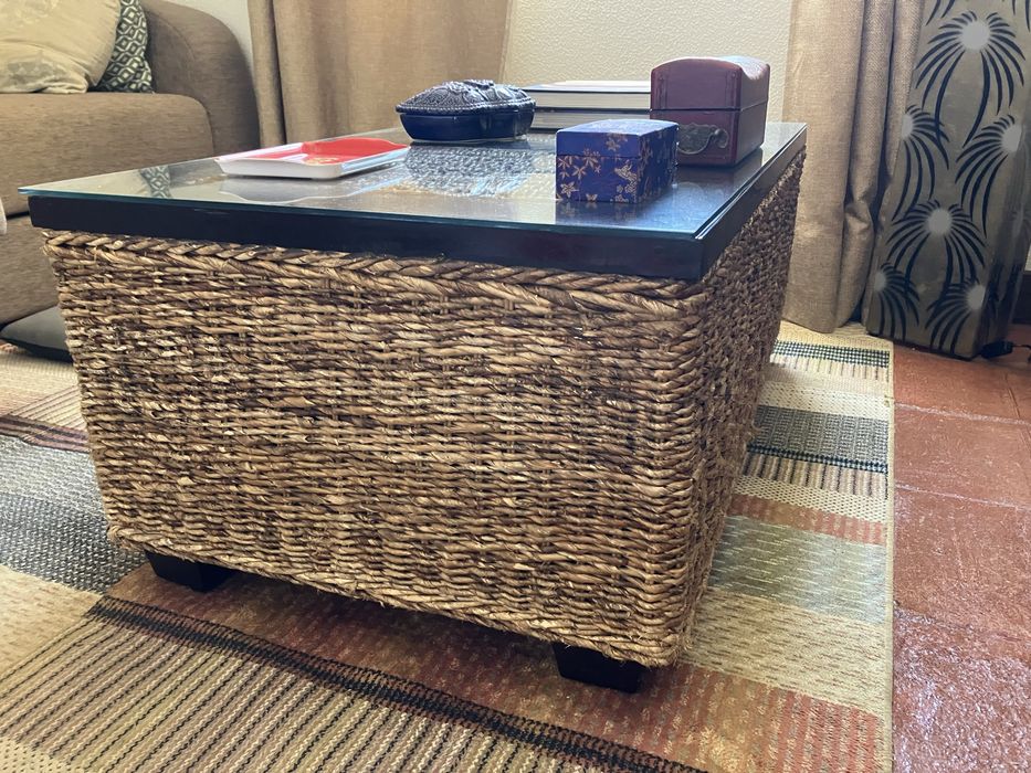 Mesa de centro com tanlo de vidro