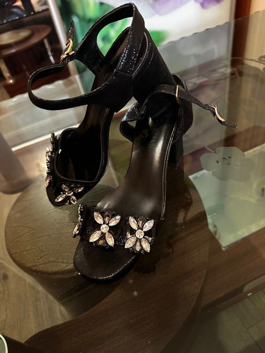 Класичні босоніжки, 38 розмір, стан задовільний, дуже зручні