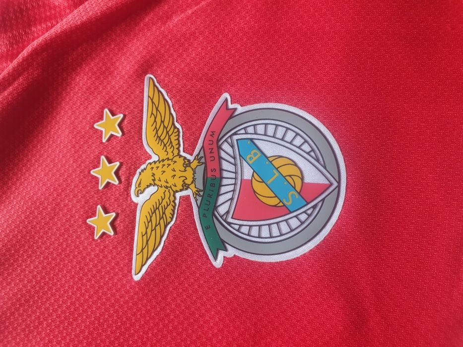 Camisola de futebol inspirada no Benfica M