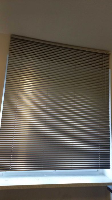 Żaluzje białe i srebrne aluminiowe okienne