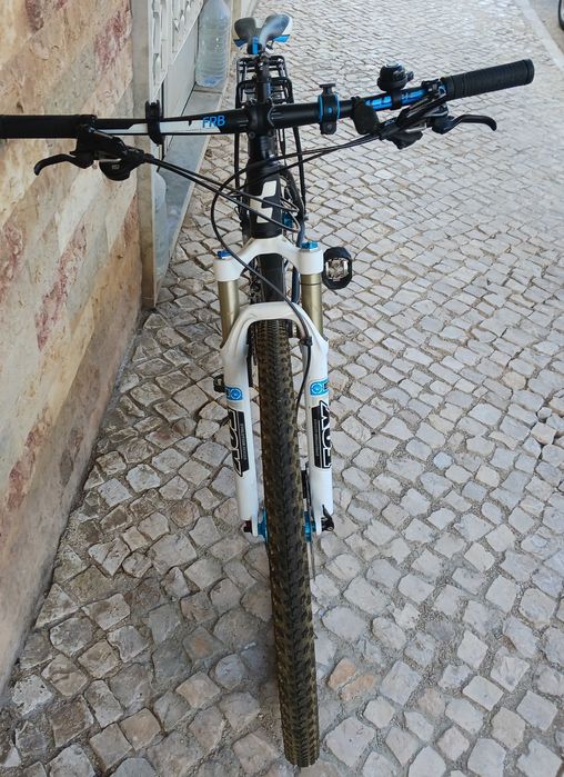 Bicicleta Cube LTD 29, suspensão dianteira FOX