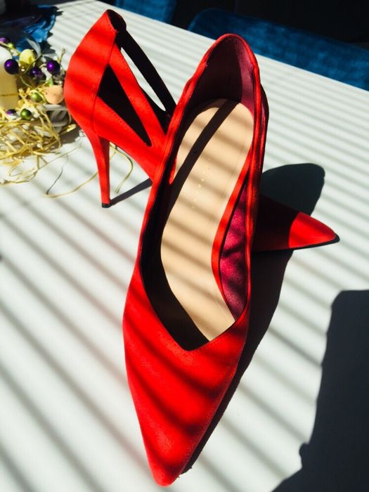 Szpilki czerwone neon Zara