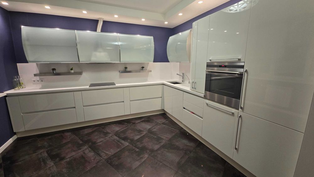 Біла кухня Г-подібної форми із вбудованою технікою