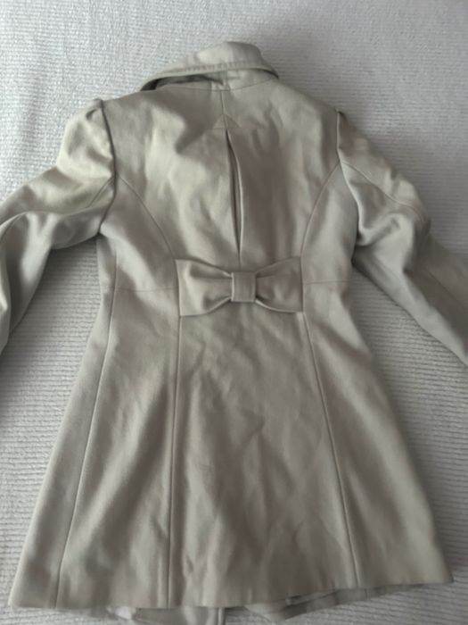 Wełniany płaszcz damski elegancki kokardka beżowy stylowy