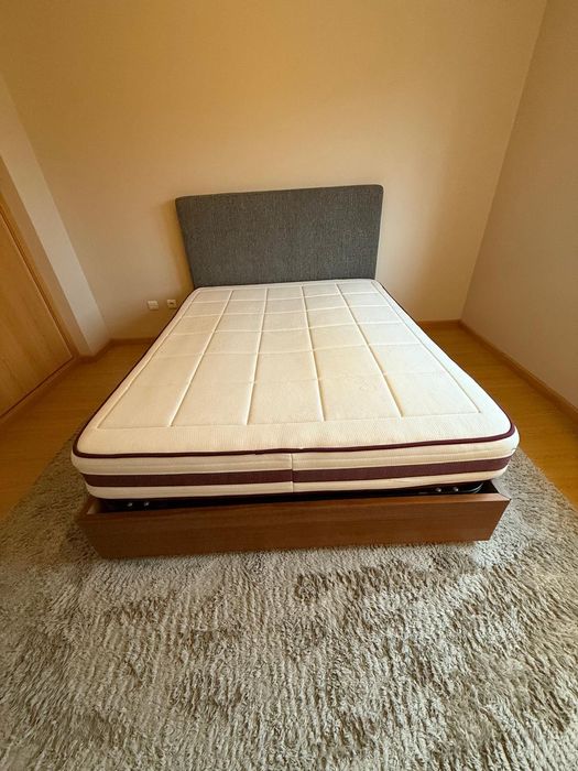 Cama BoConcept com Colchão, Cabeceira Estofada, Como Nova