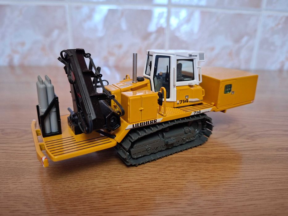 Model LIEBHERR SR 714 welding tractor /1:50 NZG