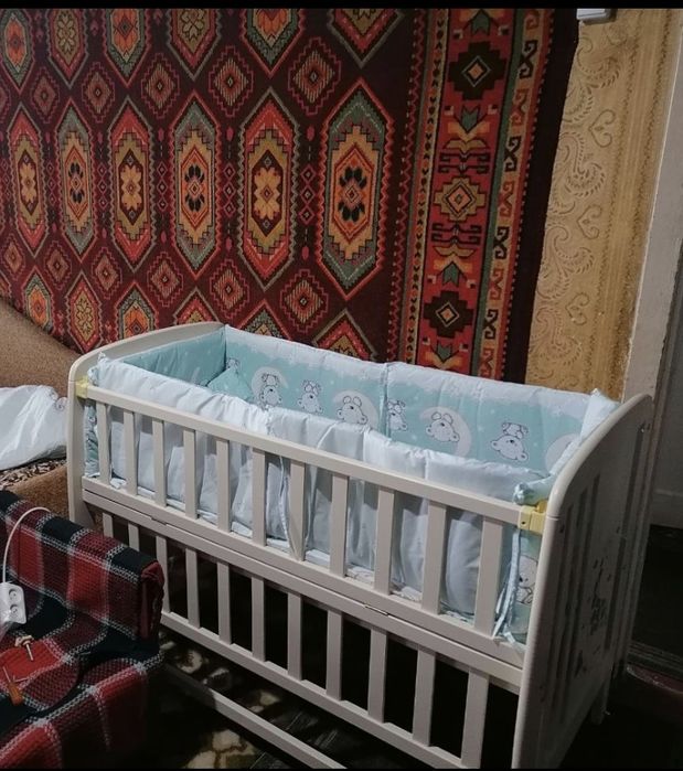 Дитяче ліжко з маятниковим механізмом