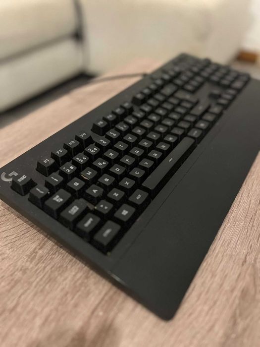 Teclado Logitech G213
