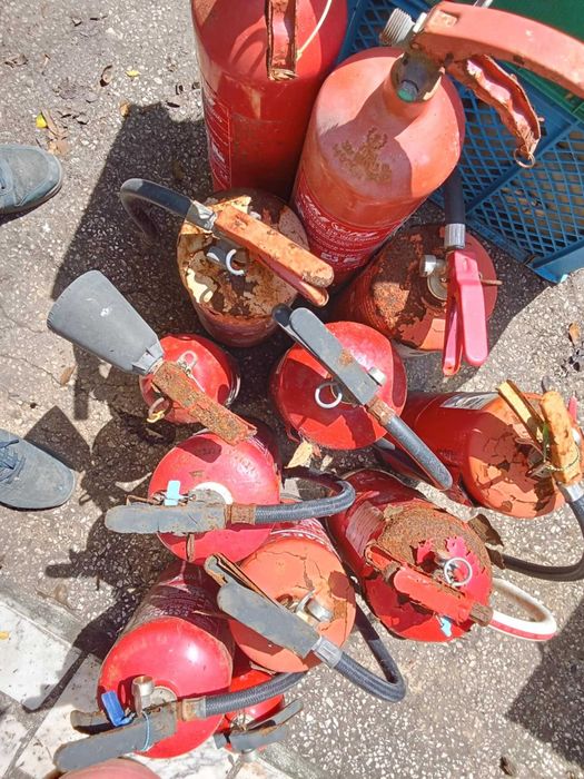 12 Extintores Vários Tamanhos