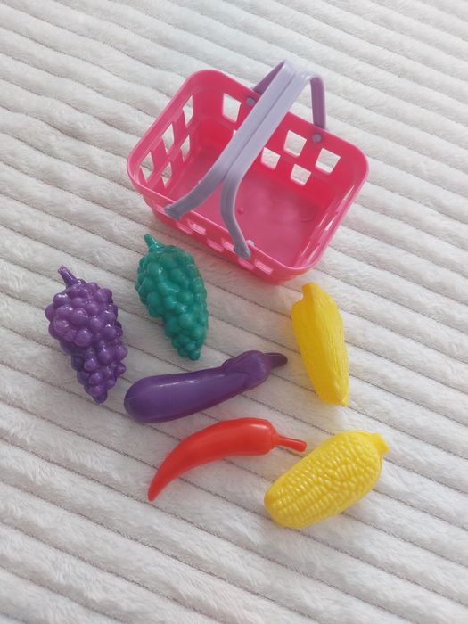 Cesto de compras com frutas e legumes