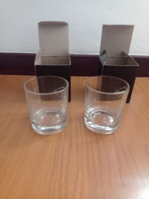 Dois copos de whisky Grant's