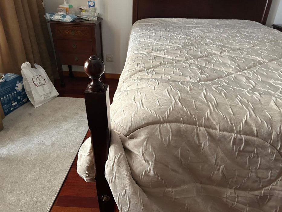 Cama clássica de casal