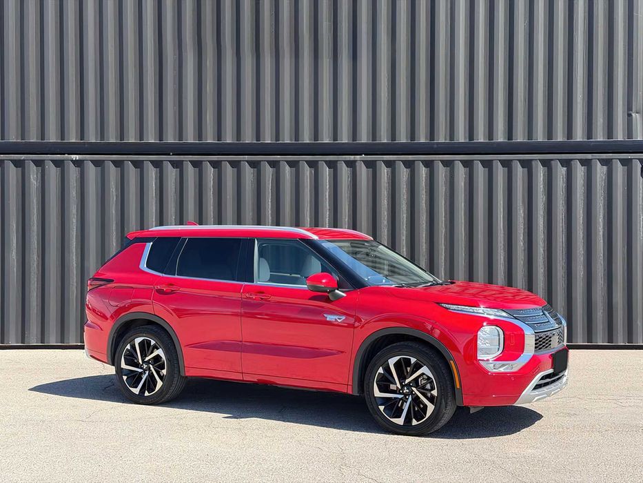 Mitsubishi Outlander Hybrid      2023