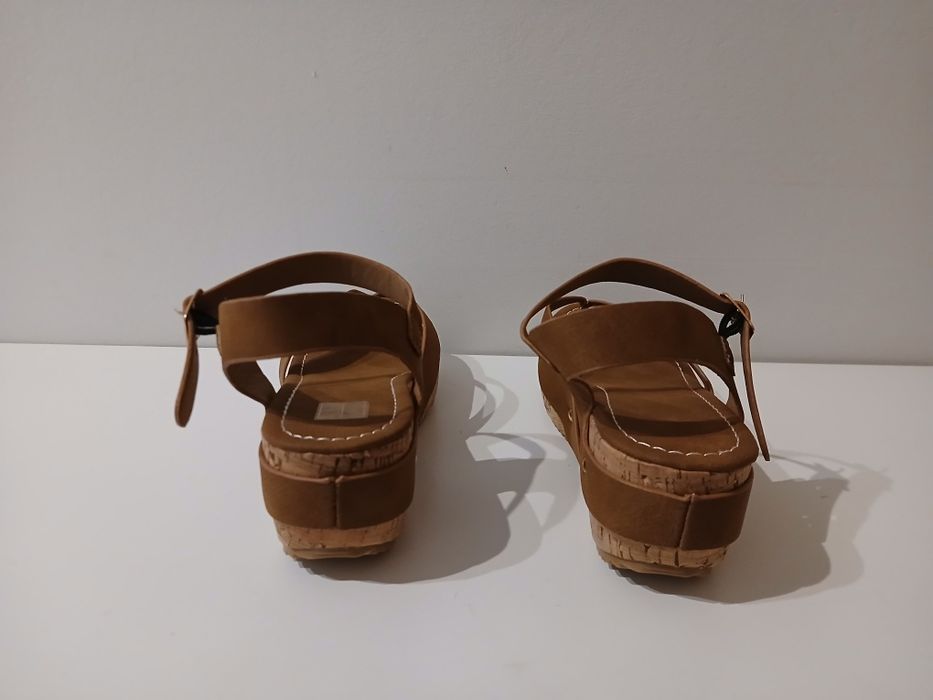 Sandálias castanho claro com tachas douradas