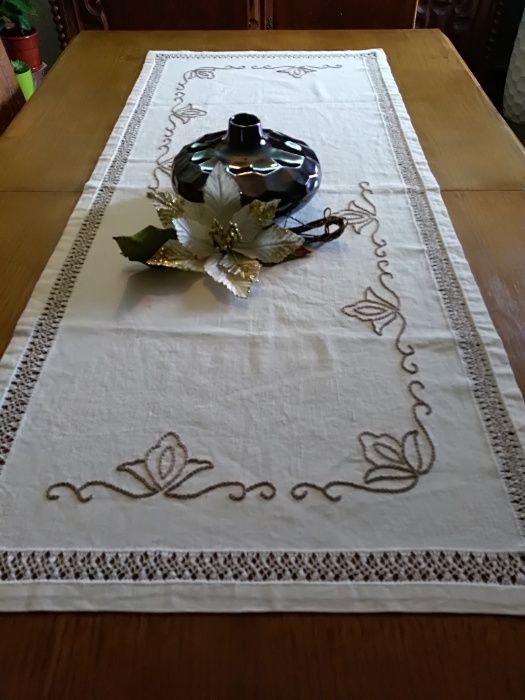 Pano de mesa com ajour e bordado