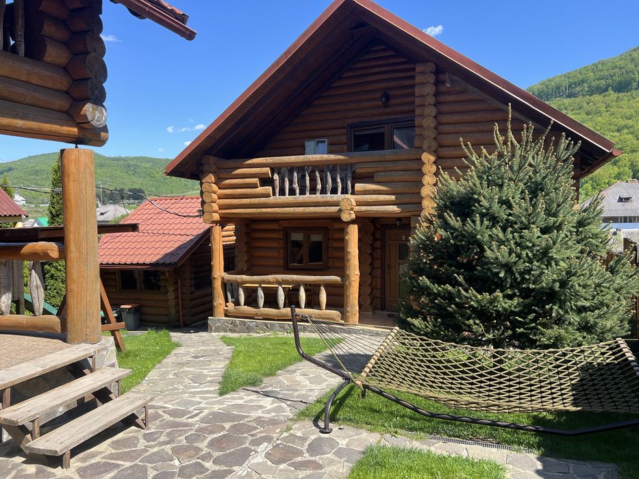 Здають деревʼяні двоповерхові будинки з кухнею