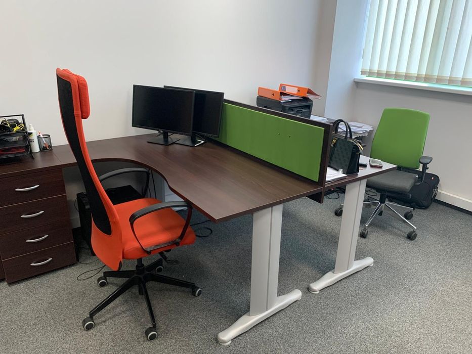 Zestaw mebli biurowych – biurka, szafy, regały, fotele – bardzo dobry