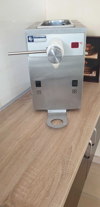 automat do bitej śmietany z przystawką do rurek