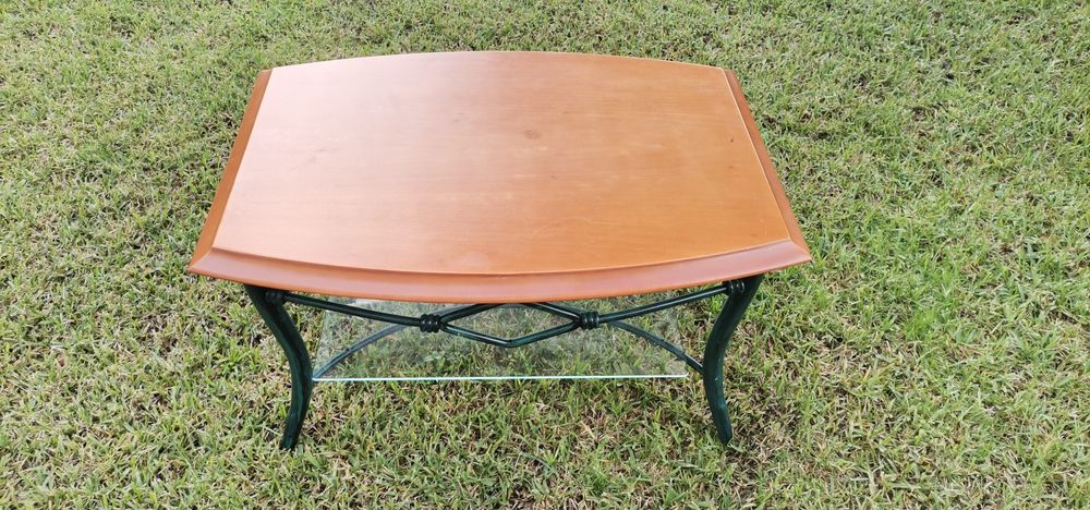 Mesa de centro estrutura metálica com tampo em madeira e prateleira