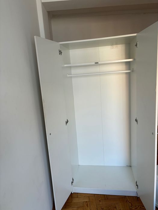 Este armário branco é ideal para armazenar roupas, acessórios e outros itens. Com duas portas amplas,