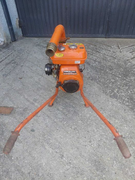 Motor de Rega Kubota - 4,2 HP - 3600 Rpm - 201 cm3 - 2 Polegadas em muito bom estado com pouco uso