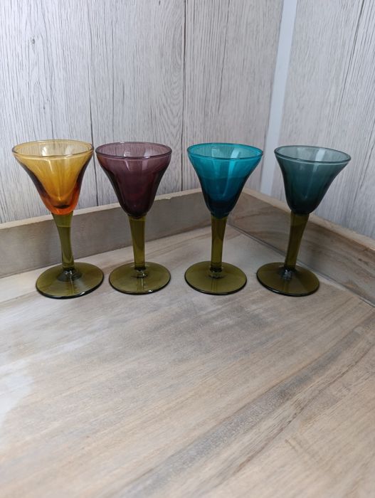 Рюмки ,бокали ,креманка кольорове скло.