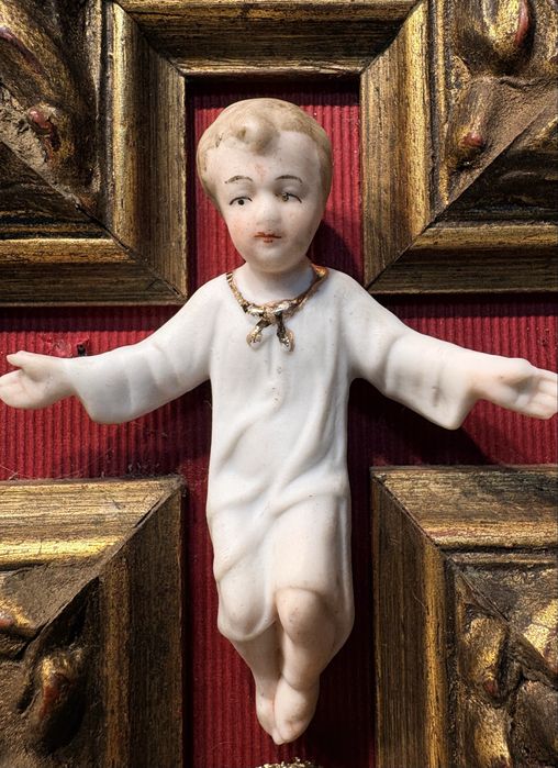 Antigo crucifixo em talha com amoroso Menino Jesus em porcelana