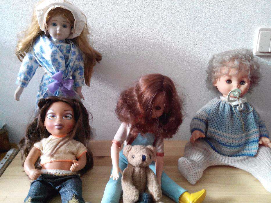 bonecas e peluches