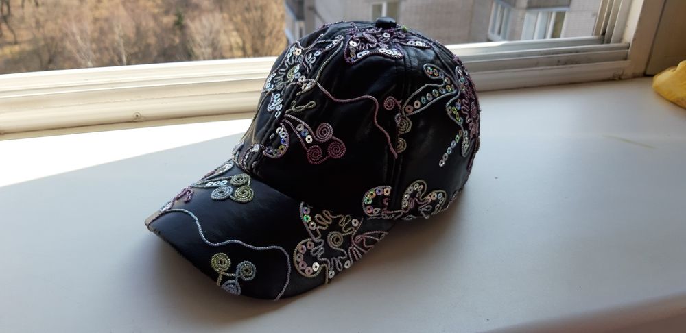 Черная кепка на девочку весенне-осенняя плотная в отличном состоянии.