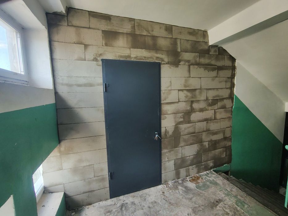 Межэтажная кладовка. Тамбур. Кладовка в подьезде.