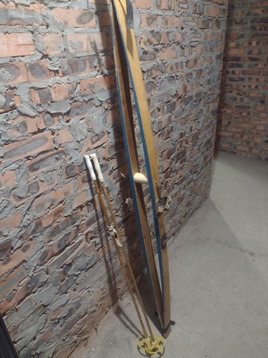 Продам лыжи в комплекте с палками для лыж