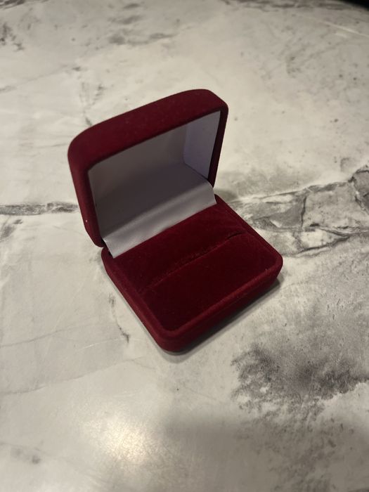 Pudelko na obraczki pierscionek bordowe czerwone welur