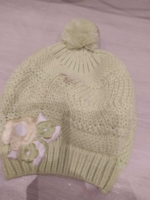 Czapka, zielona z kwiatem