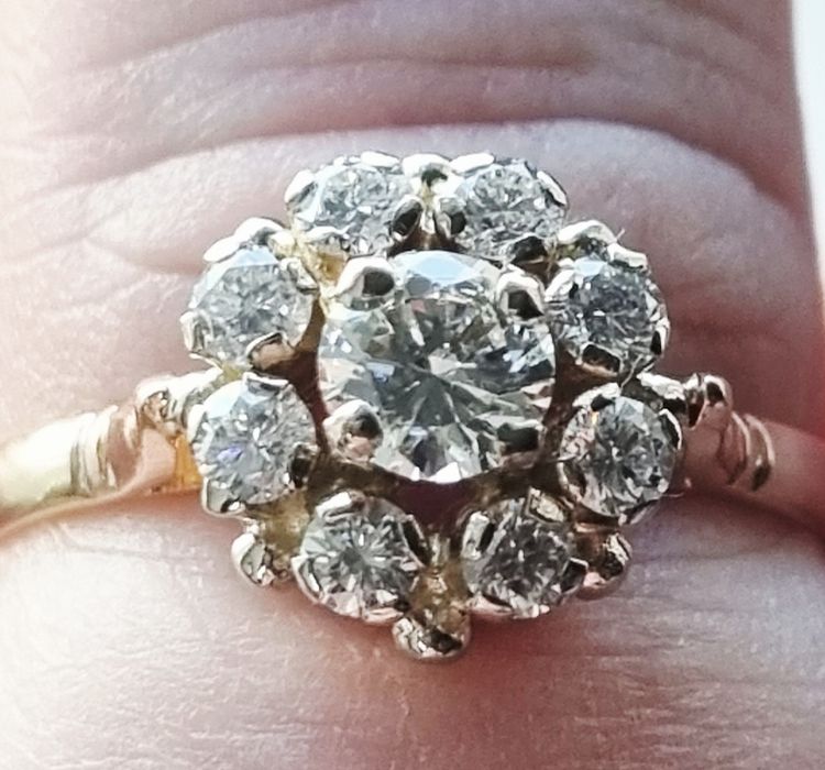 Золота каблучка з діамантами. ct 0,83