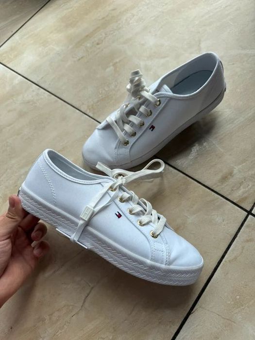 Białe trampki Tommy Hilfiger Essential Sneaker casual marine classic elegant sporty