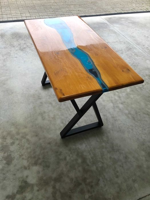 Mesa de Madeira Maciça e Resina Epóxi – Feita à Medida