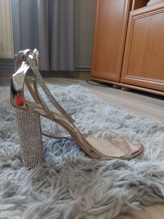 Zlote sandałki  na słupku