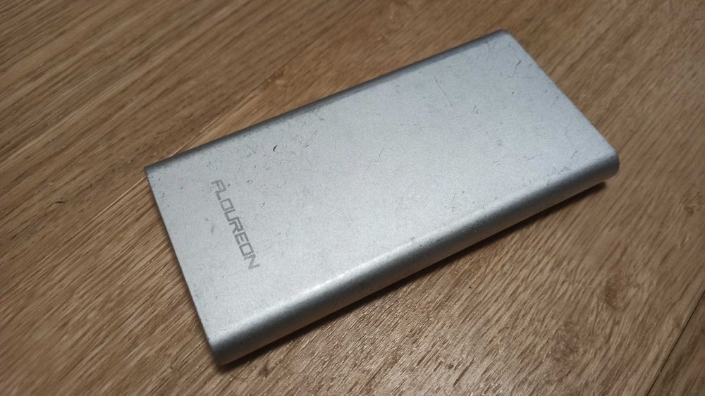 Powerbank Floureon 12000 mAh USB / USB-C – sprawny, metalowa obudowa