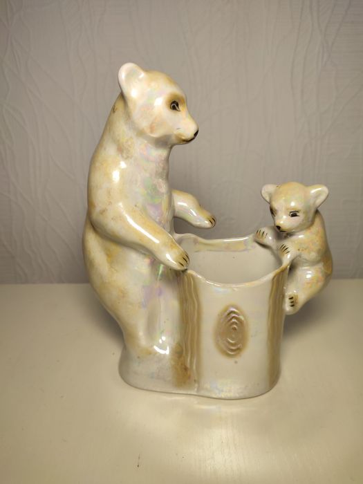 Фарфорова статуетка мішки на пеньку.