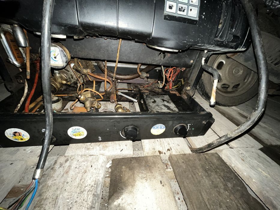 Профессиональная кофемашина на запчасти,под восстановление газ