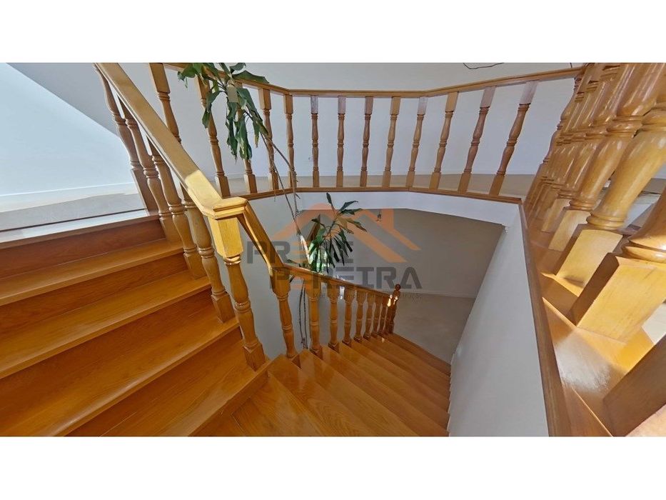 Apartamento T3 duplex remodelado, com box, situado em Casal de Cambra.