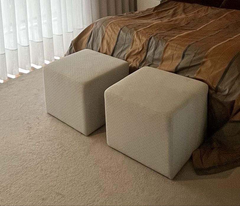 Puffs com padrão azul claro