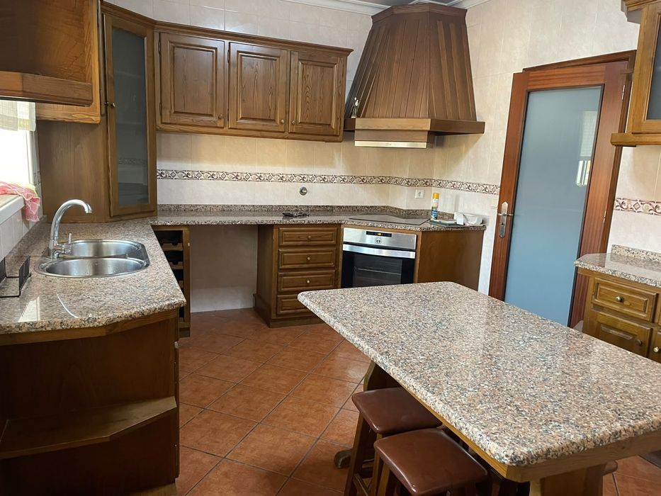 Cozinha Completa em Madeira e Granito + Placa e Forno (Negociável)
